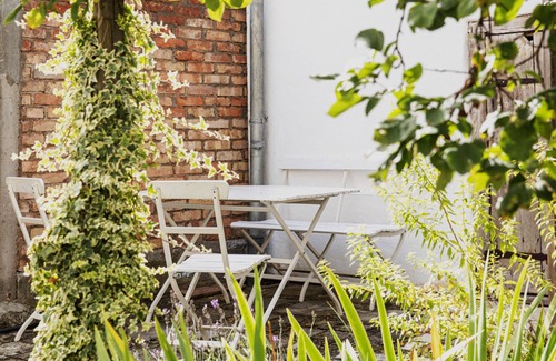 Schernfeld Apartment | Cozy Studio Beim Kirchschuster with Kitchen & Family Amenities