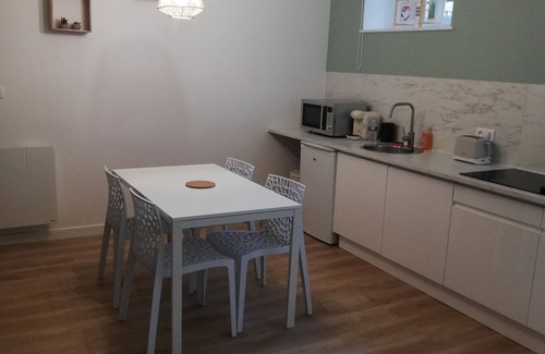 Le Creusot Apartment | Guest Rated 10/10: Studio Bohème with Kitchen & Breakfast