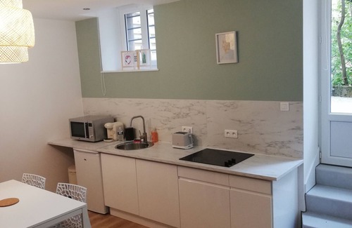 Le Creusot Apartment | Guest Rated 10/10: Studio Bohème with Kitchen & Breakfast
