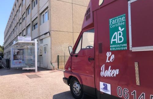 Les Sablettes Apartment | Oceanfront Studio Bord de Mer: Wifi & Netflix Included