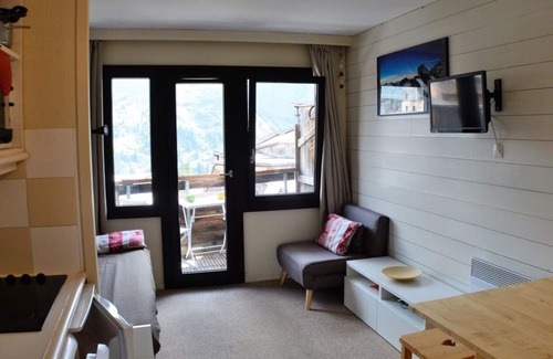 Avoriaz Apartment | Charming Studio Cabin for 4 with Lake View & Spa Amenities