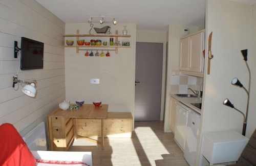 Avoriaz Apartment | Charming Studio Cabin for 4 with Lake View & Spa Amenities