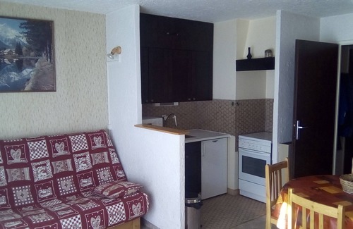 Les Deux Alpes Apartment | Cozy Studio Cabin Apartment in Resort Center with Spa Access