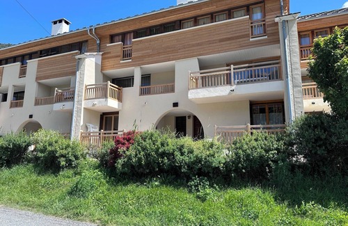 Ceillac Apartment | Family-Friendly Studio Cabin in Ceillac with Terrace