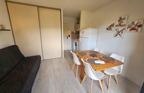 Saint-Palais-sur-Mer Apartment | Charming Studio Cabine in Central Saint-Palais with Terrace