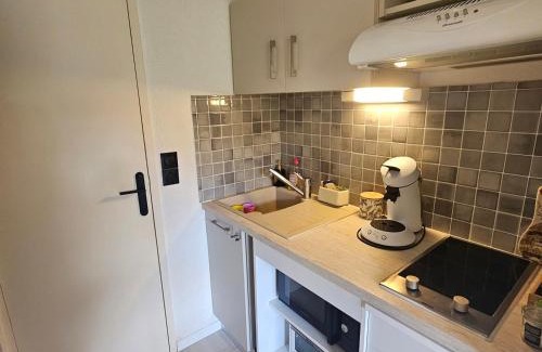 Saint-Palais-sur-Mer Apartment | Charming Studio Cabine in Central Saint-Palais with Terrace