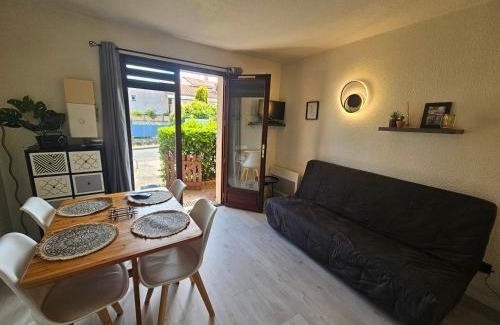 Saint-Palais-sur-Mer Apartment | Charming Studio Cabine in Central Saint-Palais with Terrace