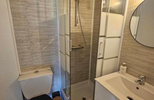 Saint-Palais-sur-Mer Apartment | Charming Studio Cabine in Central Saint-Palais with Terrace