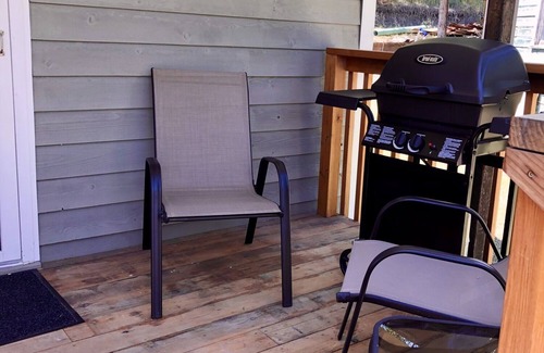 Hot Springs Cabin | Perfect Studio Cabin on Private Lake - Pet Friendly Retreat
