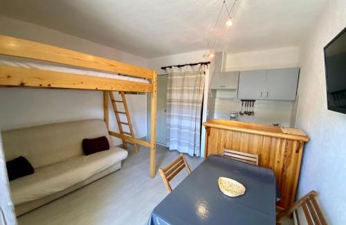 Les Angles Apartment | Inviting Studio Cabine with Mountain Views and Parking