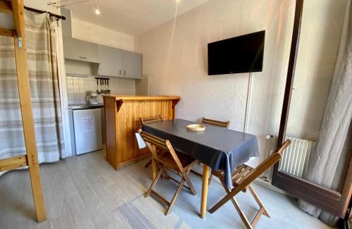 Les Angles Apartment | Inviting Studio Cabine with Mountain Views and Parking