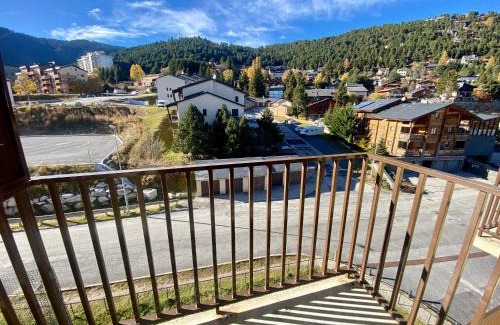 Les Angles Apartment | Inviting Studio Cabine with Mountain Views and Parking