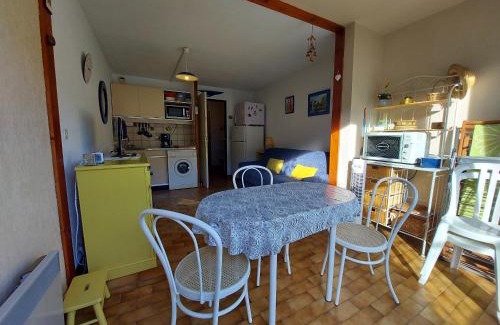 Argeles Plage Apartment | Cozy Studio Cabine near Argeles Beach with Pool & Wifi