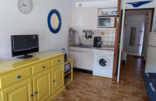 Argeles Plage Apartment | Cozy Studio Cabine near Argeles Beach with Pool & Wifi