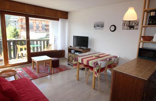 Auris Apartment | Cozy Studio Cabin with Balcony and Glacier Views in Auris