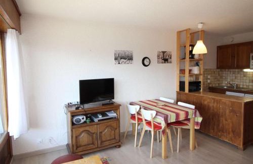 Auris Apartment | Cozy Studio Cabin with Balcony and Glacier Views in Auris