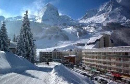 Eaux-Bonnes Apartment | Cozy Mountain View Studio with Balcony & Family Amenities
