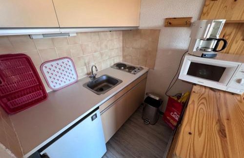 Les Angles Apartment | Mountain View Studio Cabine with Balcony & Ski Locker