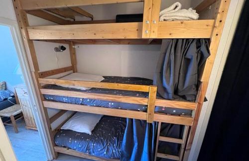 Les Angles Apartment | Mountain View Studio Cabine with Balcony & Ski Locker
