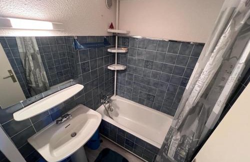 Les Angles Apartment | Mountain View Studio Cabine with Balcony & Ski Locker