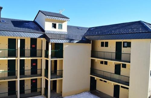 Les Angles Apartment | Cozy Studio Cabine with Lake View and Family Amenities