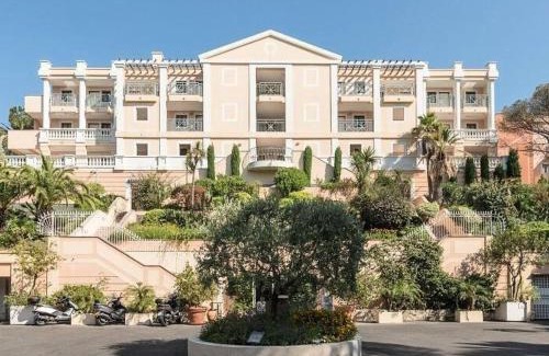 La Croix des Gardes Apartment | Family-Friendly Studio Apartment with Pool in Cannes la Bocca