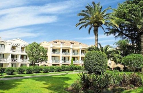 La Croix des Gardes Apartment | Family-Friendly Studio Apartment with Pool in Cannes la Bocca