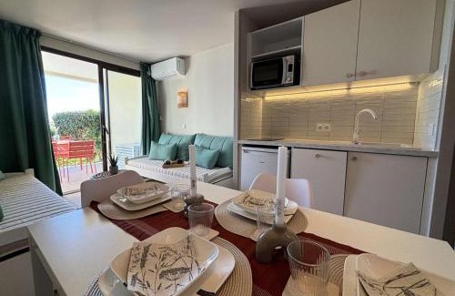 La Croix des Gardes Apartment | Family-Friendly Studio Apartment with Pool in Cannes la Bocca
