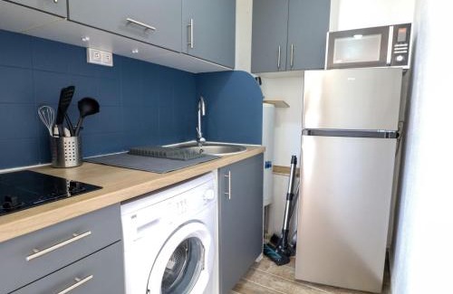 Saint-Cyprien Plage Apartment | Beachfront Studio Cabins with Pool and Sea Views in St-Cyprien