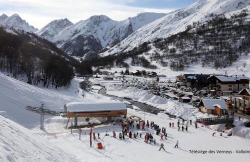 Valloire Apartment | Cozy Studio Cabin for 3 Near Ski Lift with Parking