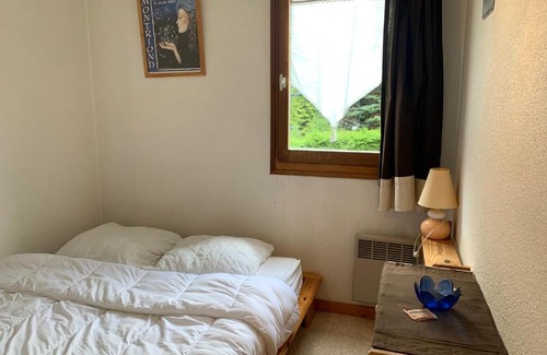 Morzine Apartment | Sunlit Studio Cabin with Balcony & Child-Friendly Amenities