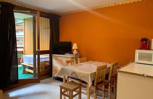 Morzine Apartment | Sunlit Studio Cabin with Balcony & Child-Friendly Amenities
