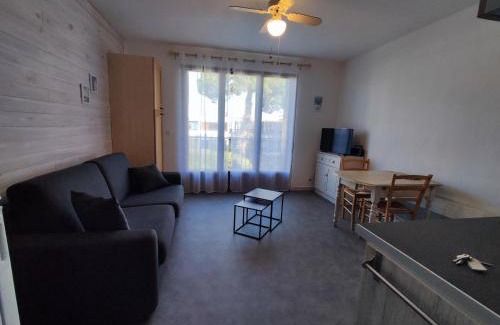 Argeles Plage Apartment | Renovated Studio Cabine with Terrasse, 500m from the Beach