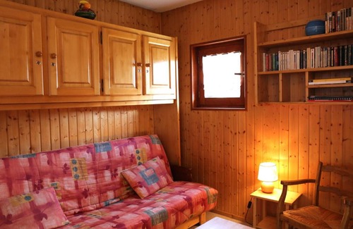 Aussois Apartment | Cozy Studio Cabin with Balcony Near Ski Slopes in Aussois