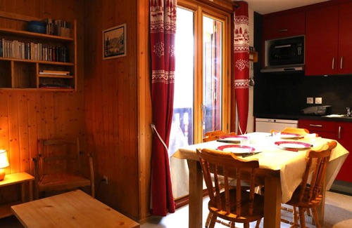 Aussois Apartment | Cozy Studio Cabin with Balcony Near Ski Slopes in Aussois