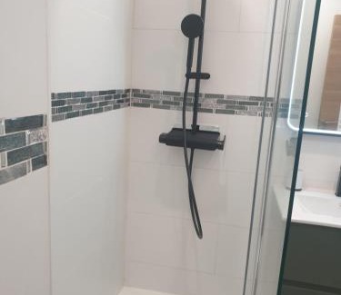 Carnon-Plage Apartment | Beachfront Studio Carnon: Family-Friendly Ocean Views