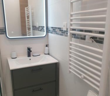 Carnon-Plage Apartment | Beachfront Studio Carnon: Family-Friendly Ocean Views