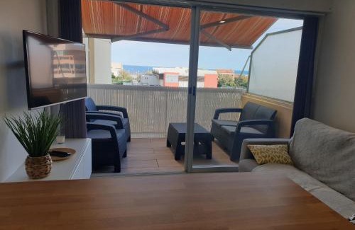 Carnon-Plage Apartment | Beachfront Studio Carnon: Family-Friendly Ocean Views