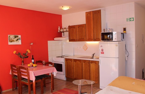 Znjan Apartment | Charming Studio with Sea View, Perfect for Digital Nomads