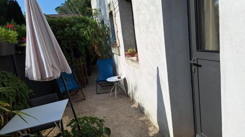 Villeneuve-les-Avignon Apartment | Tranquil Studio with Pool in Villeneuve-les-Avignon