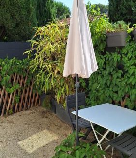 Villeneuve-les-Avignon Apartment | Tranquil Studio with Pool in Villeneuve-les-Avignon