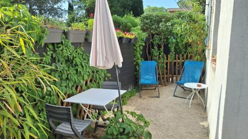 Villeneuve-les-Avignon Apartment | Tranquil Studio with Pool in Villeneuve-les-Avignon