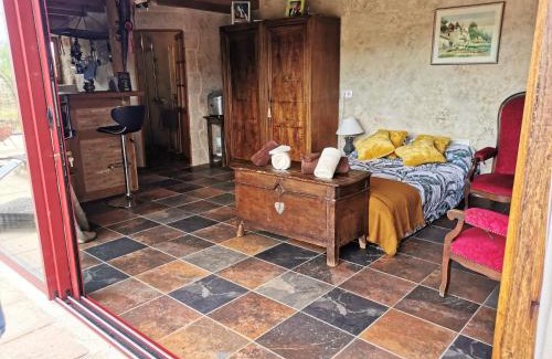 Bio Apartment | Charming Studio with Pool and Garden in Bio