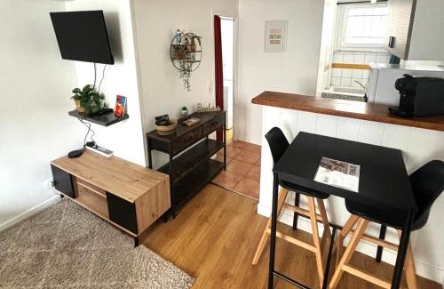 Vemars Apartment | Cozy Studio Near CDG & Parc Astérix - Child Friendly Stay