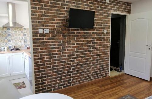 Braila Apartment | Budget-Friendly Studio Claudia with Self Check-In & Child Care