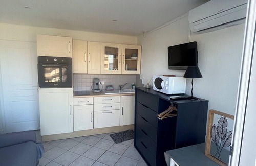 Le Lavandou Apartment | Seaside Studio with Parking & Breakfast - Rated 10/10
