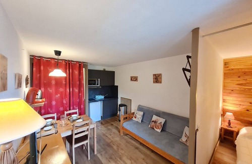 Mont-de-Lans Apartment | Cozy Studio Near Ski Slopes with Mountain Views for 4