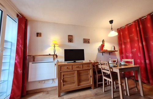 Mont-de-Lans Apartment | Cozy Studio Near Ski Slopes with Mountain Views for 4