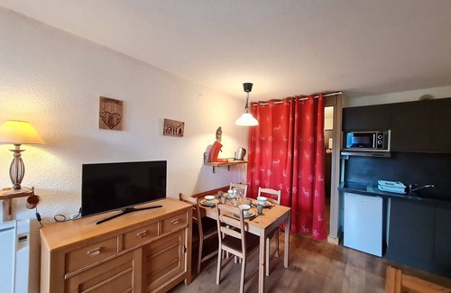 Mont-de-Lans Apartment | Cozy Studio Near Ski Slopes with Mountain Views for 4