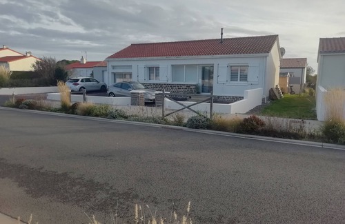 Givrand House | Ideal Studio Retreat Near Ocean and Shops - Guest Rated 10/10